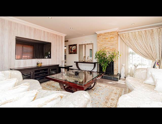 4 BEDROOM FREEHOLD FOR SALE IN MEYERSDAL